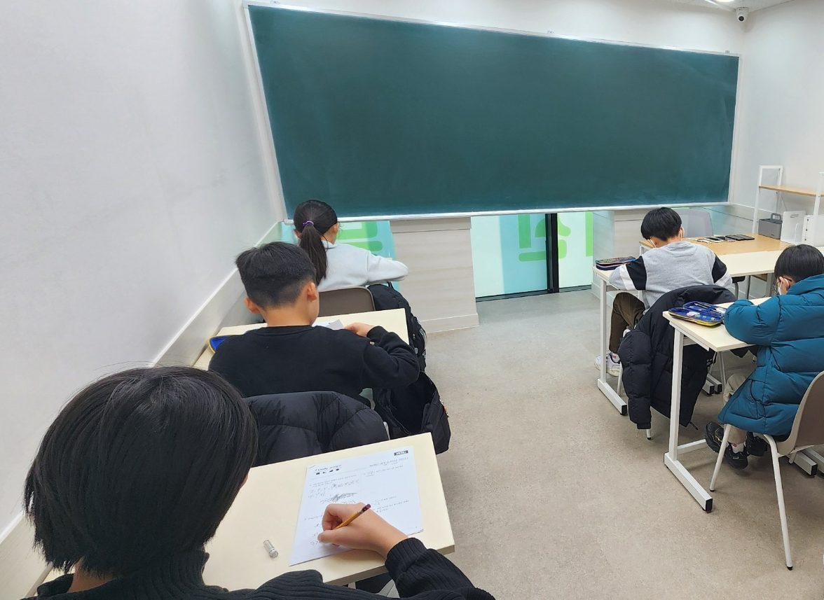 누적테스트를 보는 교실